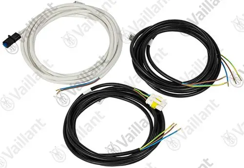 Drei elektrische Kabel von Vaillant, jeweils mit unterschiedlichen Anschlüssen und Leitungen, die für die Verbindung in Heizungsanlagen verwendet werden.